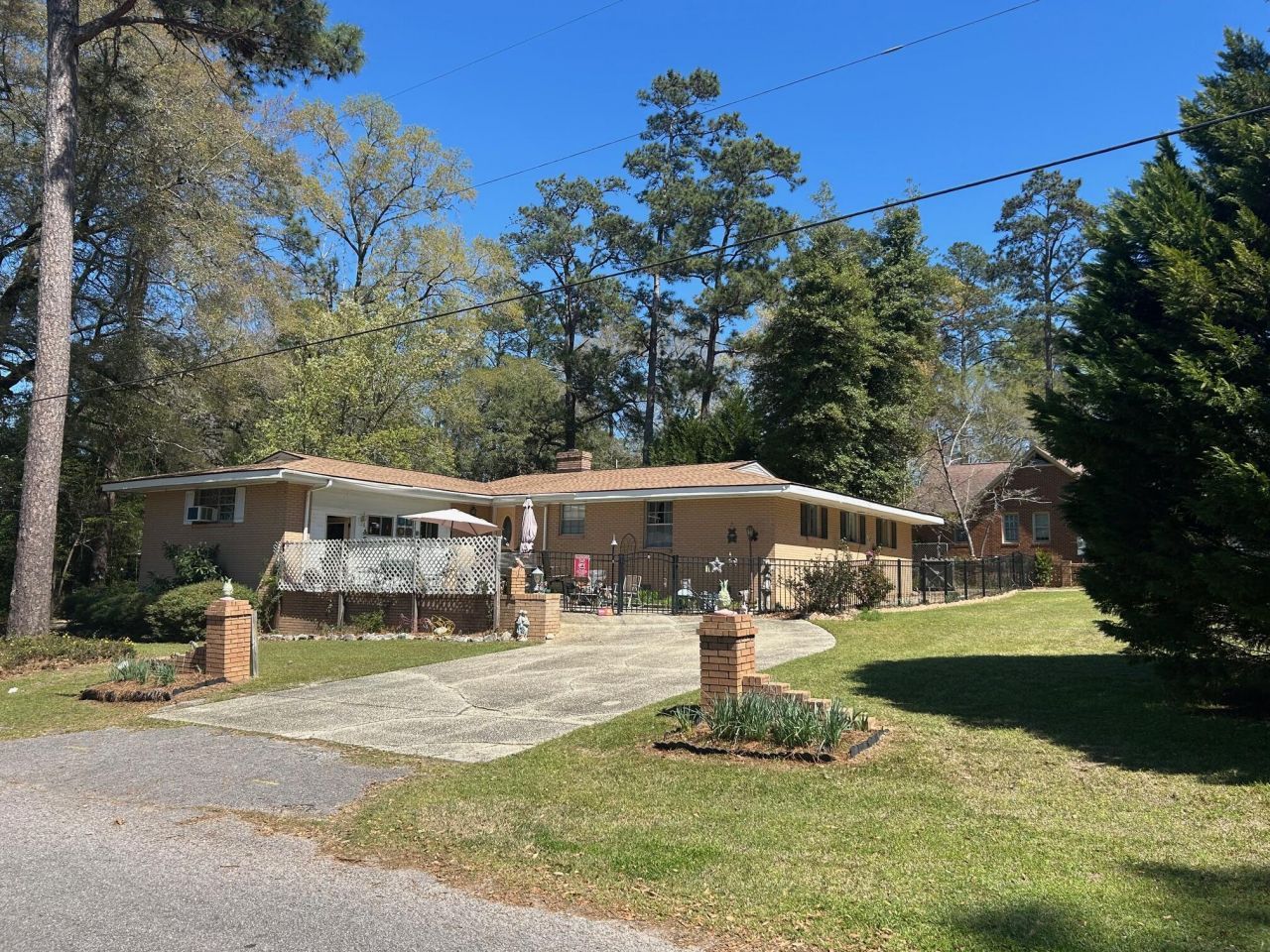 1000 Woodland Drive Photo 5