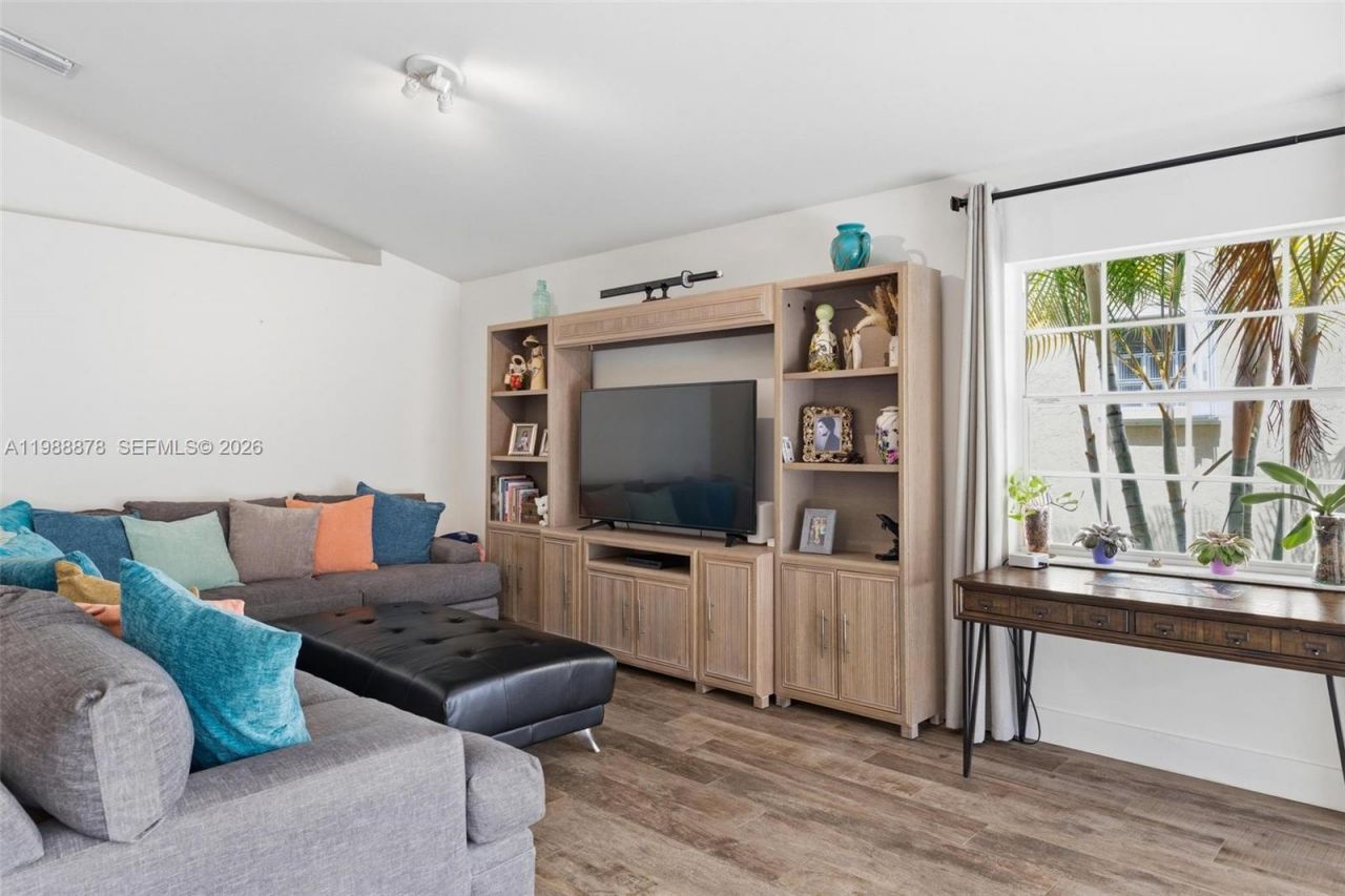 1315 Bayview Cir , Weston, FL 33326 Photo