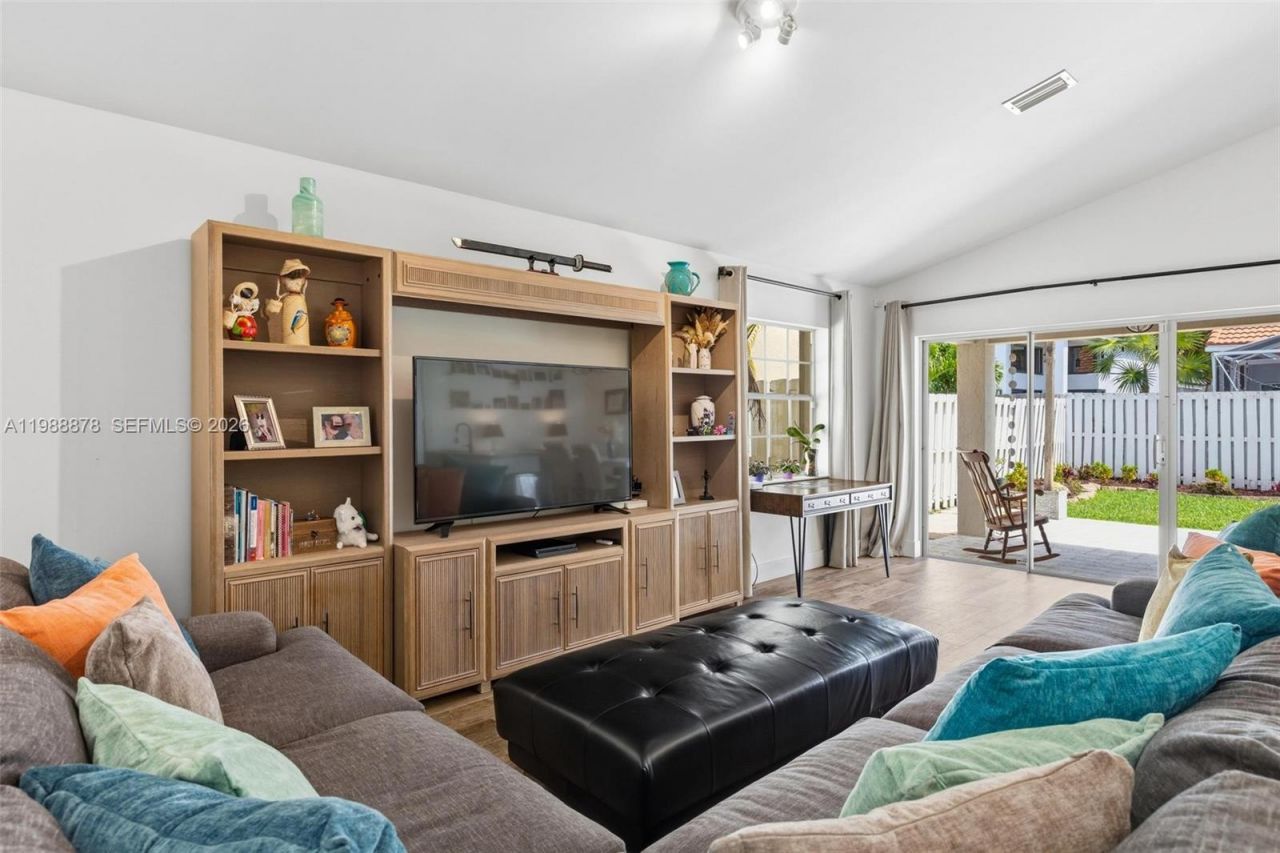 1315 Bayview Cir , Weston, FL 33326 Photo