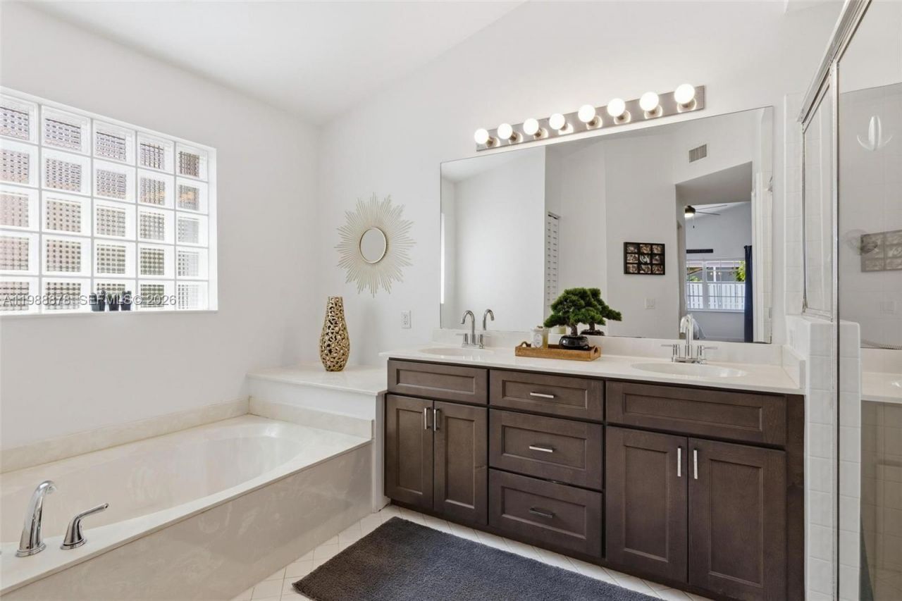 1315 Bayview Cir , Weston, FL 33326 Photo