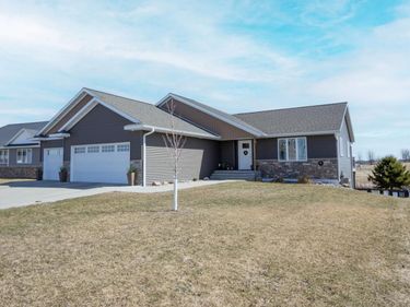 2206 Rolling Green Lane, North Mankato, MN 56003