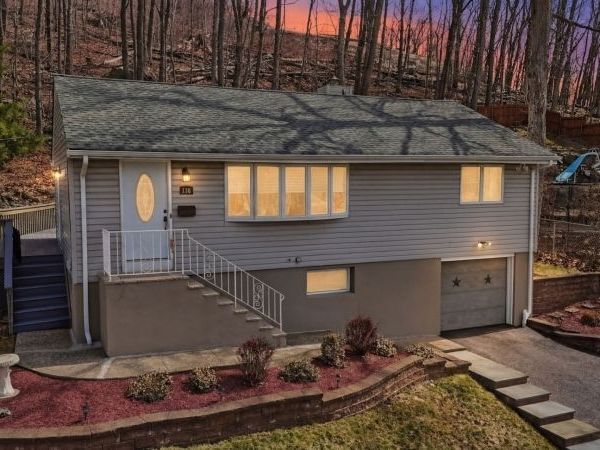 116 Rafkind Rd, Bloomingdale, NJ 07403