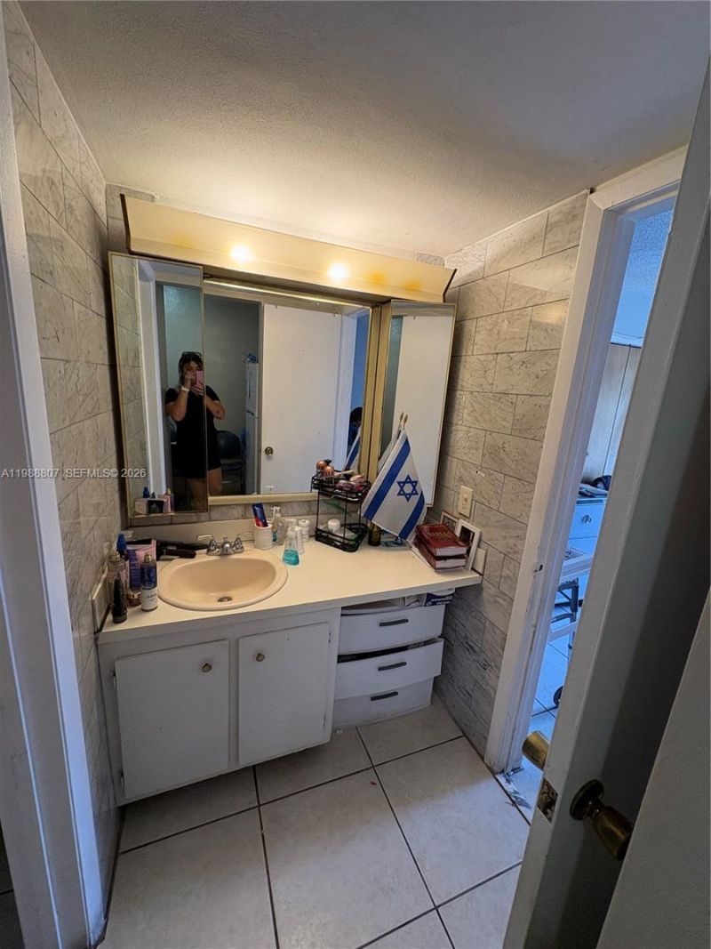 1950 W 56th St, Unit 2309D, Hialeah, FL 33012 Photo