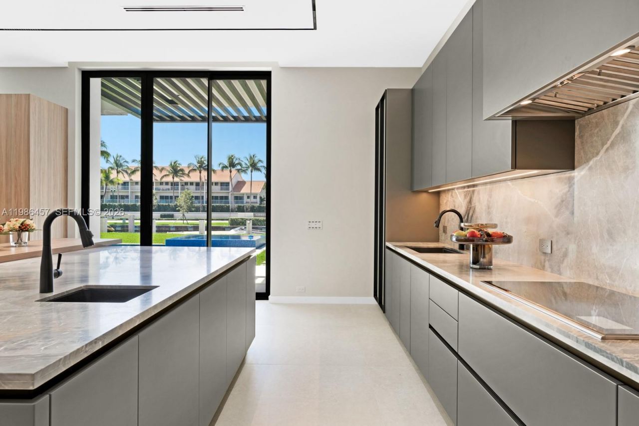 493 Holiday Dr , Hallandale Beach, FL 33009 Photo