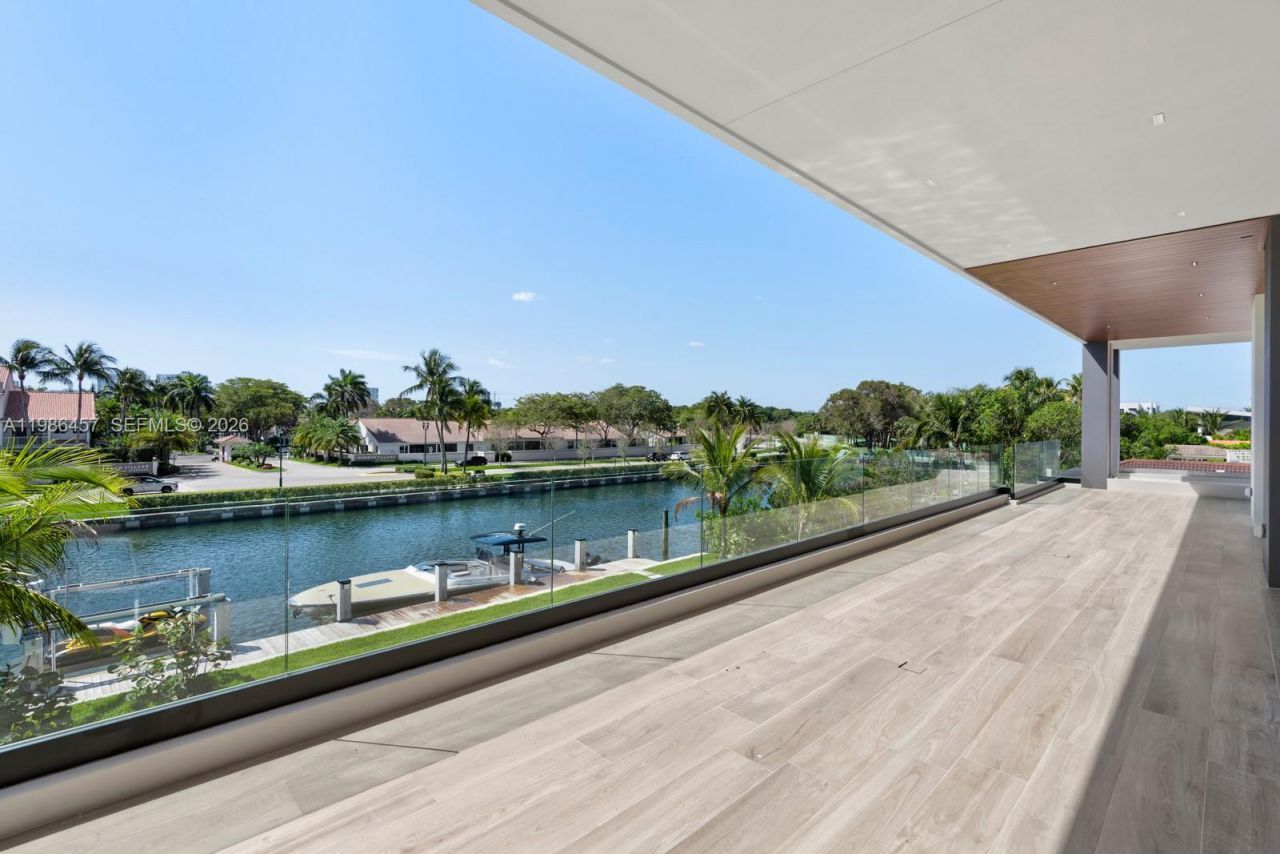 493 Holiday Dr , Hallandale Beach, FL 33009 Photo