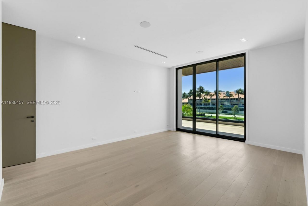 493 Holiday Dr , Hallandale Beach, FL 33009 Photo