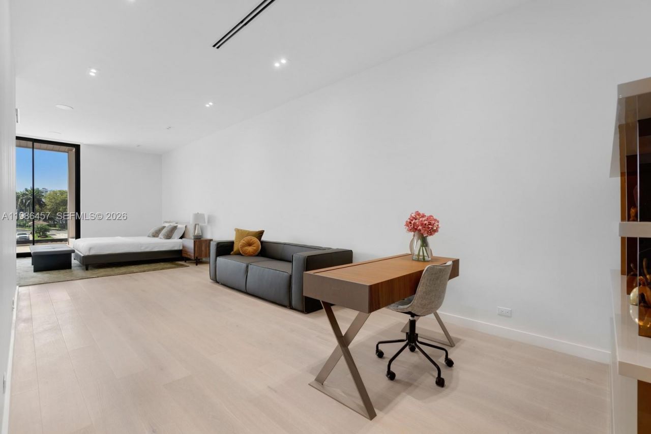 493 Holiday Dr , Hallandale Beach, FL 33009 Photo