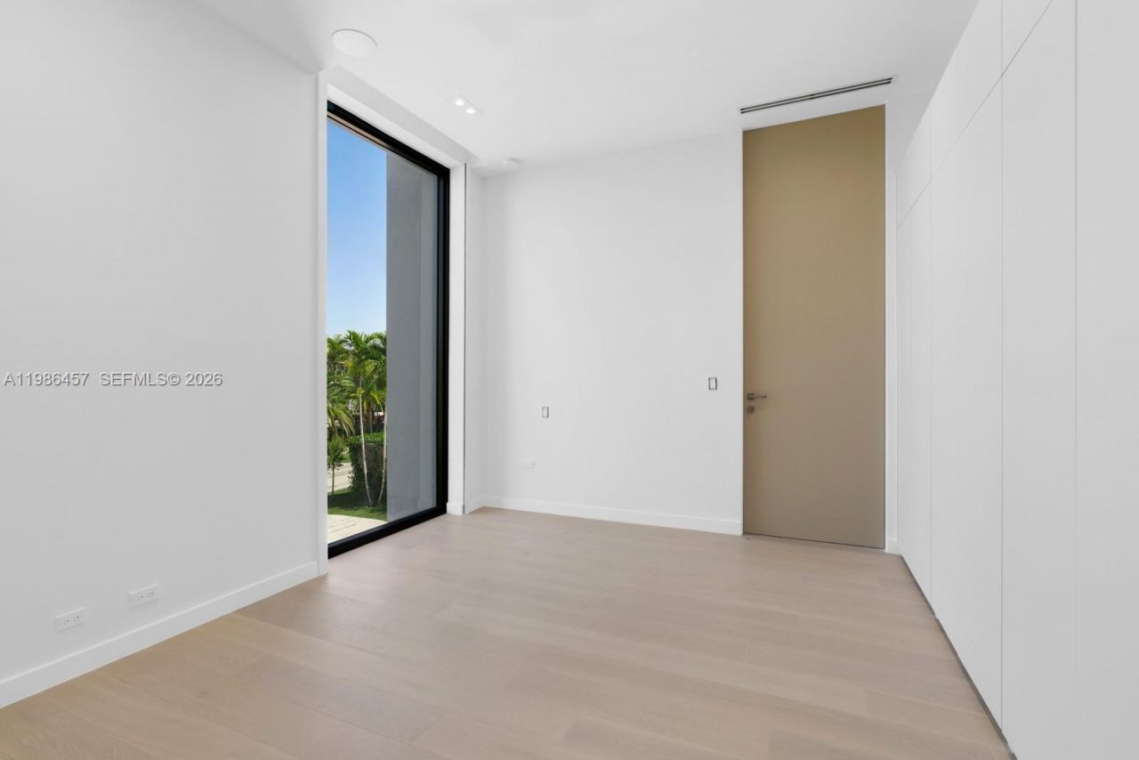 493 Holiday Dr , Hallandale Beach, FL 33009 Photo