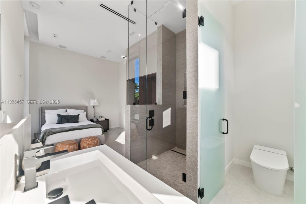 493 Holiday Dr , Hallandale Beach, FL 33009 Photo