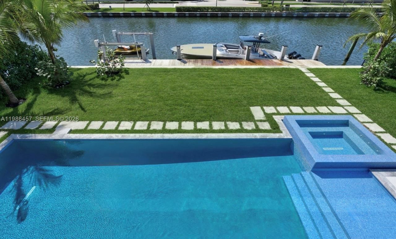 493 Holiday Dr , Hallandale Beach, FL 33009 Photo