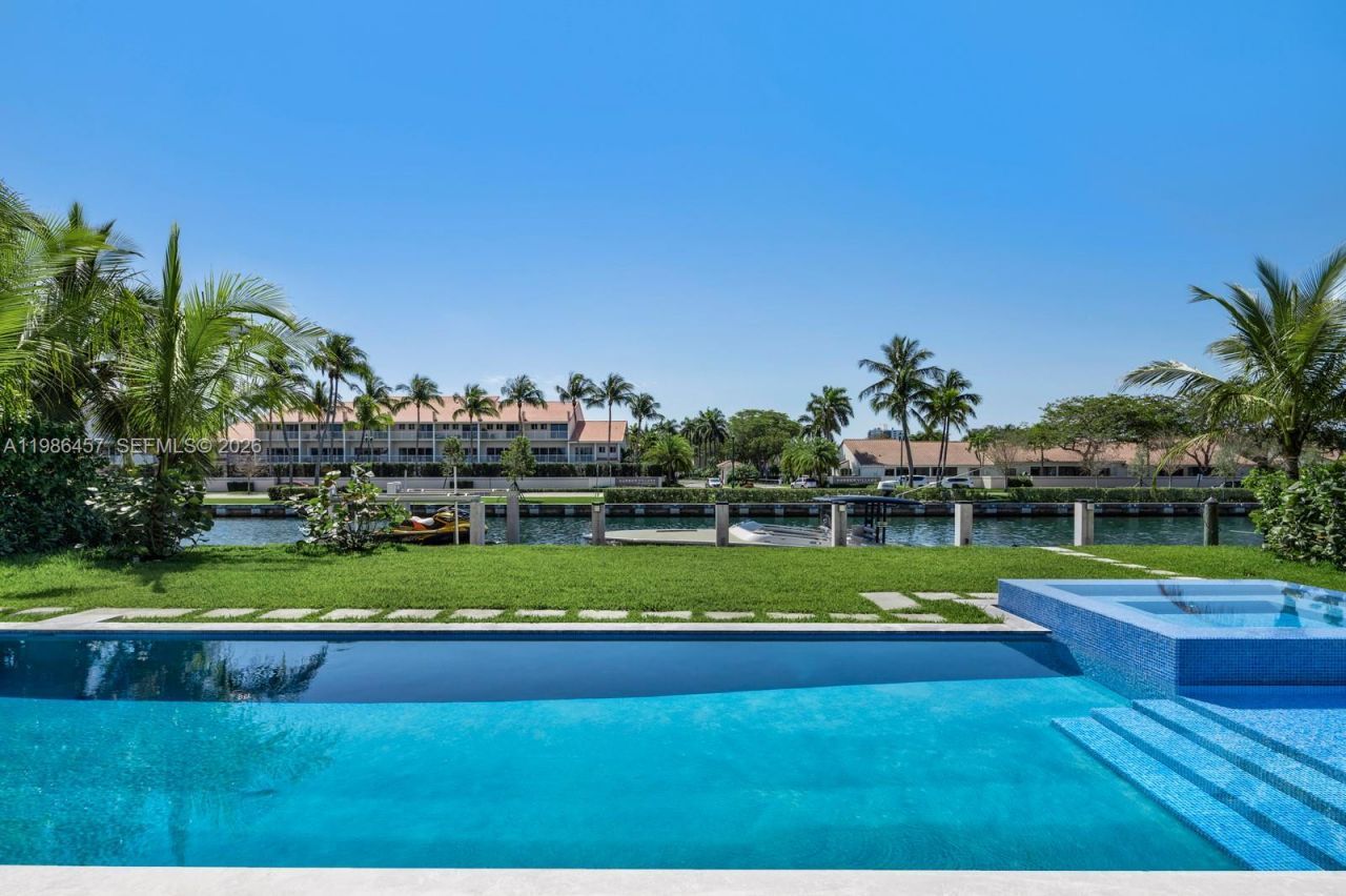 493 Holiday Dr , Hallandale Beach, FL 33009 Photo