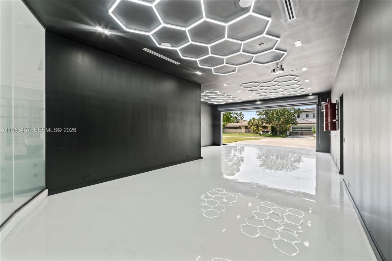 493 Holiday Dr , Hallandale Beach, FL 33009 Photo