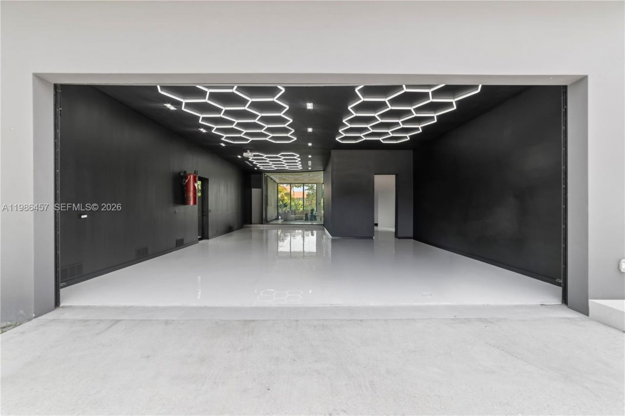 493 Holiday Dr , Hallandale Beach, FL 33009 Photo