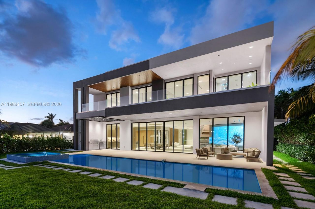 493 Holiday Dr , Hallandale Beach, FL 33009 Photo