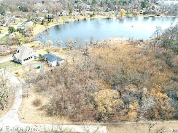 2636 Bay Drive , West Bloomfield Twp, MI 48324