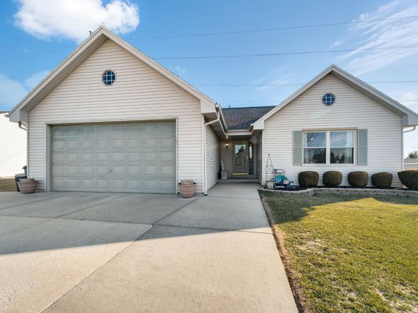 8350 S Golden Fields Dr, Oak Creek, WI 53154