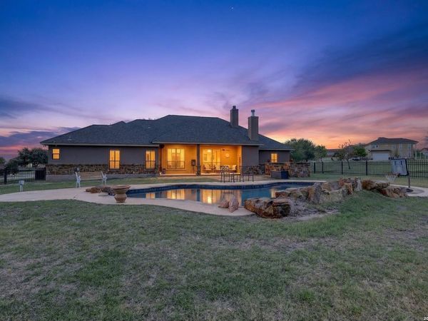 121 Abrego Mount, Floresville, TX 78114