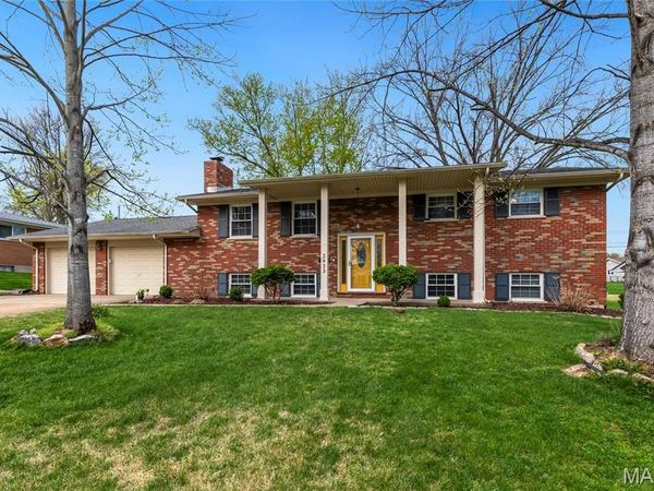 2933 W Adams Street, St Charles, MO 63301