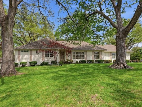 9827 Delmar Lane, Overland Park, KS 66207