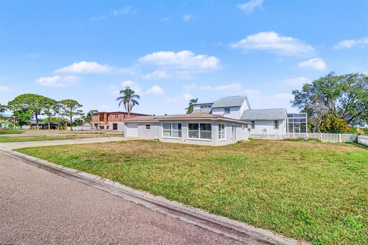 8751 Orient Way Ne, Saint Petersburg, FL 33702 Photo