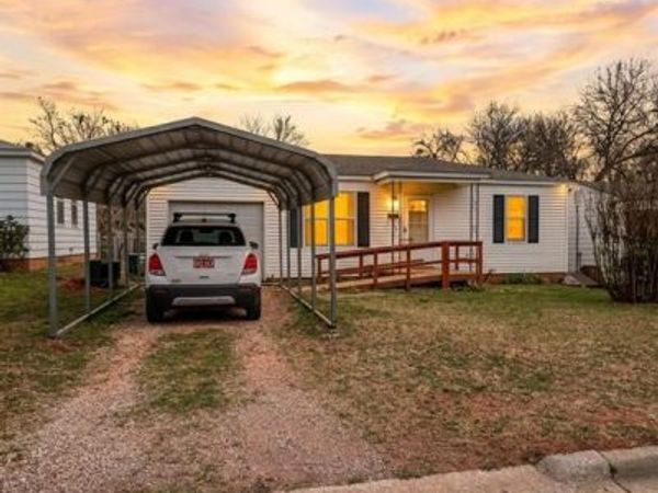 1312 N Elm Street, Guthrie, OK 73044