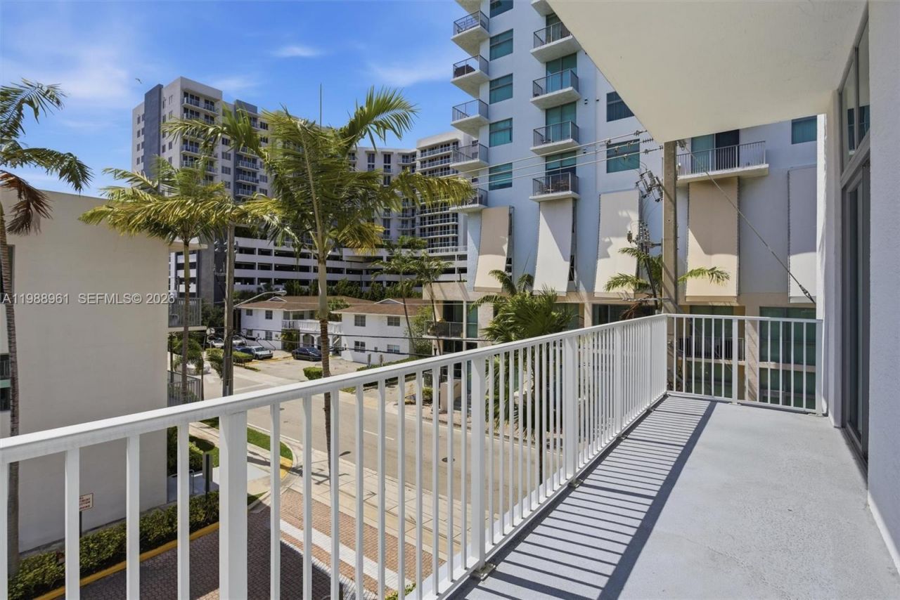 2100 Van Buren St, Unit 319, Hollywood, FL 33020 Photo