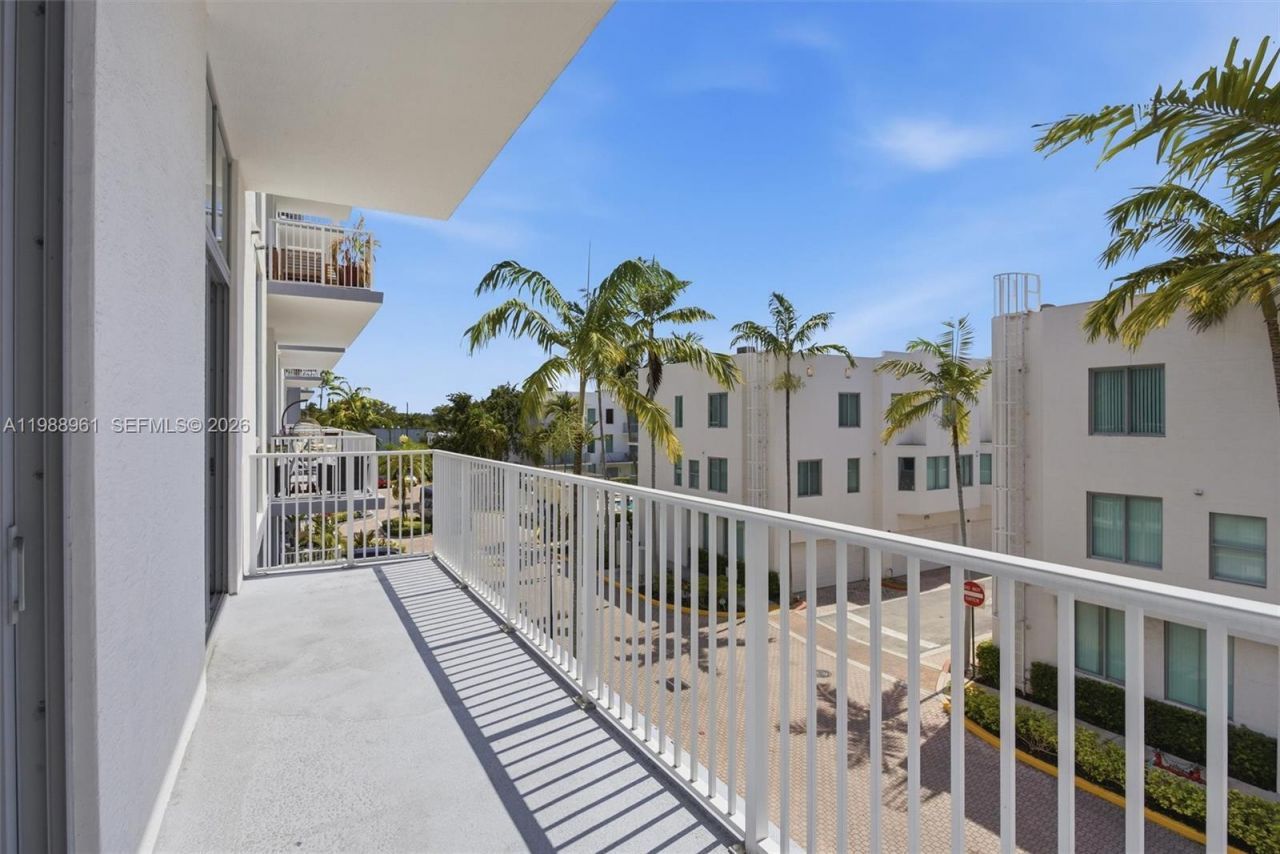 2100 Van Buren St, Unit 319, Hollywood, FL 33020 Photo