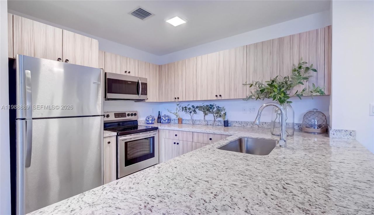 2010 SW 25th Ter , Unit 404, Miami, FL 33133 Photo