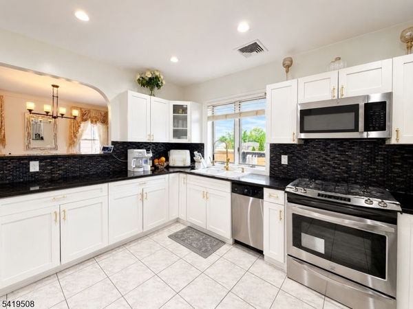 569 Monroe Pl, Ridgefield, NJ 07657