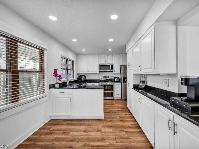 32321 Lake Shore Boulevard , Willowick, OH 44095 Photo 14