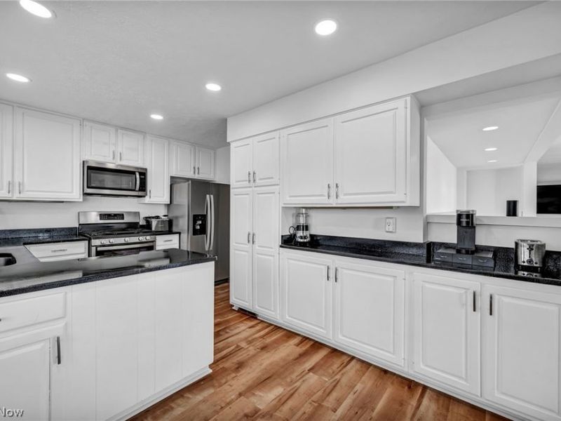 32321 Lake Shore Boulevard , Willowick, OH 44095 Photo 18