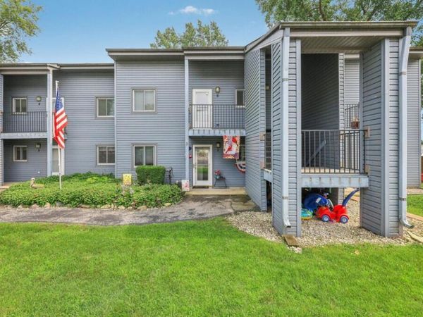 536 N Cogswell DRIVE, Unit 6, Silver Lake, WI 53170