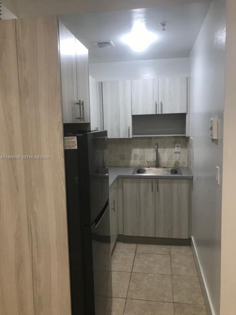2730 Collins Ave , Unit 205, Miami Beach, FL 33140 Photo