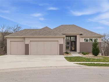 13426 Terrace Park Drive, Parkville, MO 64152