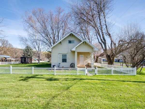 402 W Front St, Albion, WA 99102