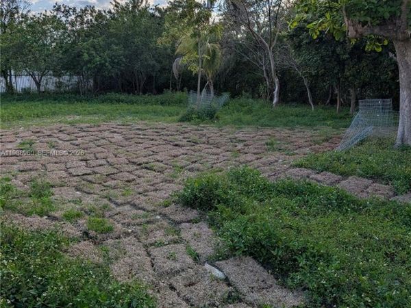 660 NE 86th St , Miami, FL 33138