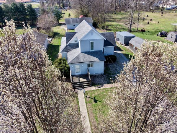 542 Vincennes Avenue , Flora, IL 62839