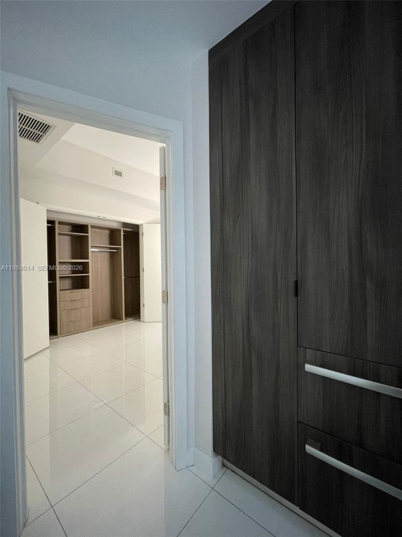 851 NE 1st Ave , Unit 1806, Miami, FL 33132 Photo