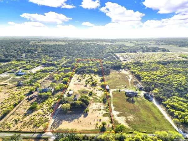 386 County Road 763, Devine, TX 78016