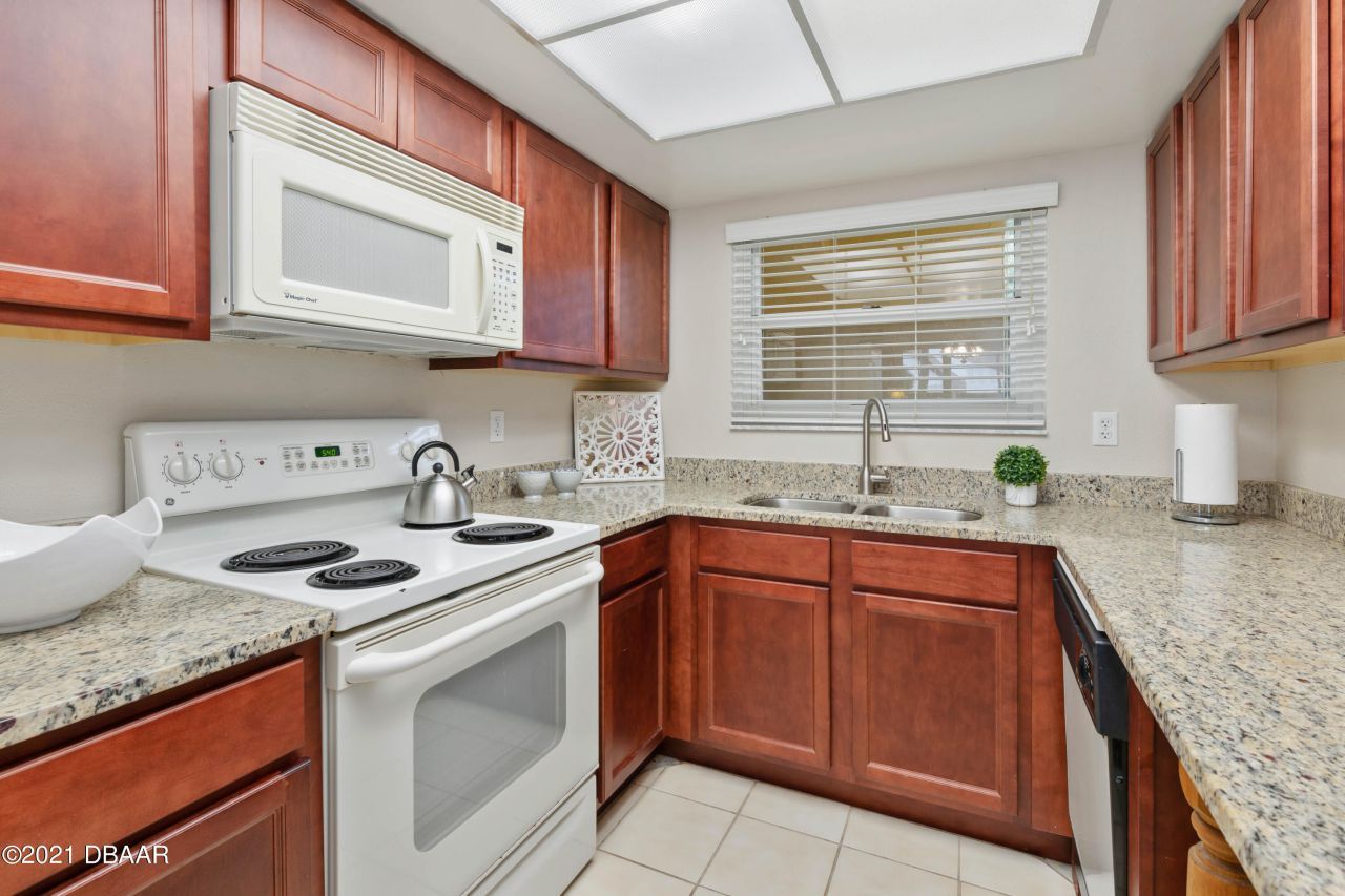 425 S Atlantic Avenue, Unit 204, New Smyrna Beach, FL 32169 Photo