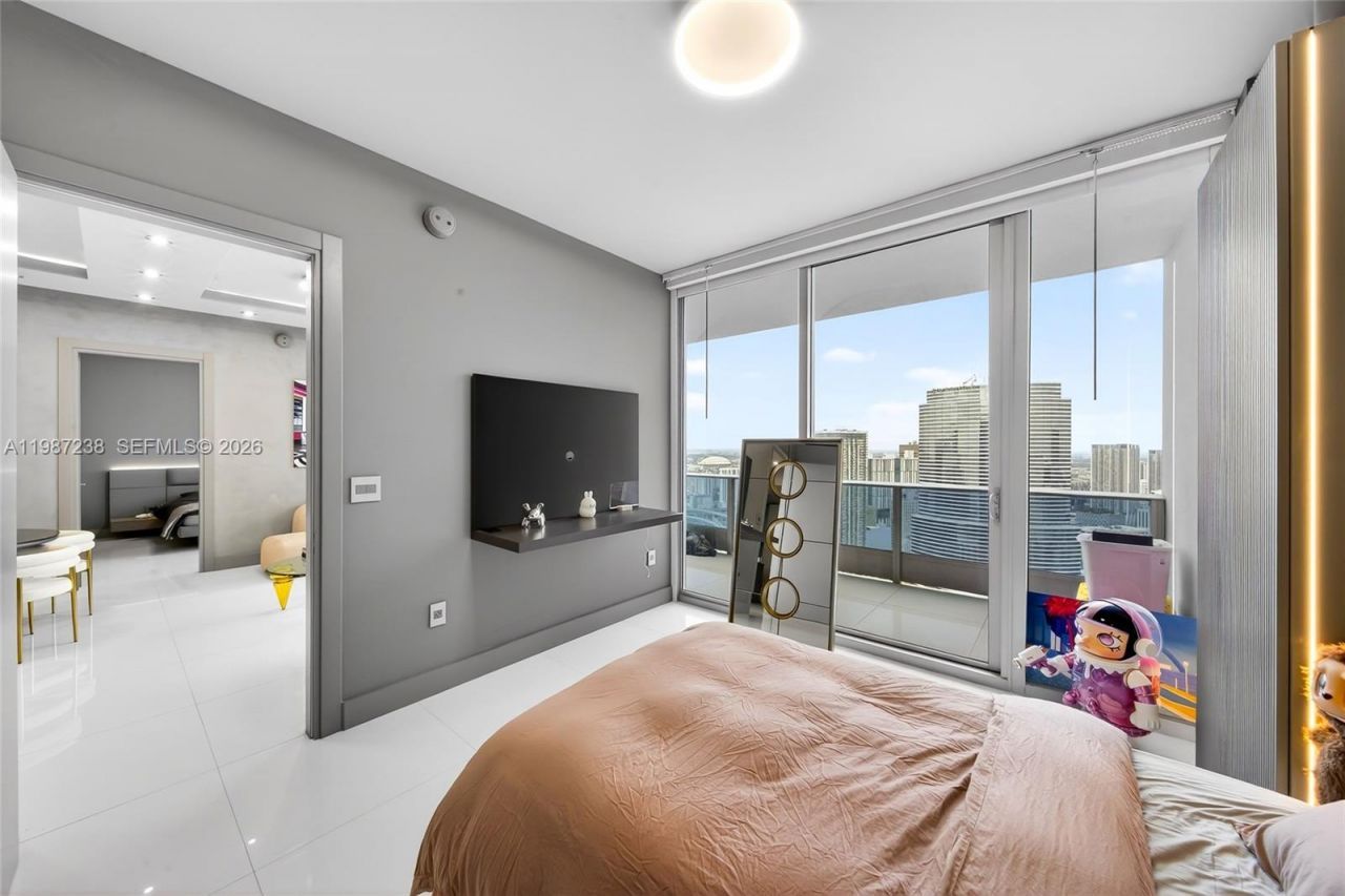 200 Biscayne Boulevard Way, Unit 5010, Miami, FL 33131 Photo