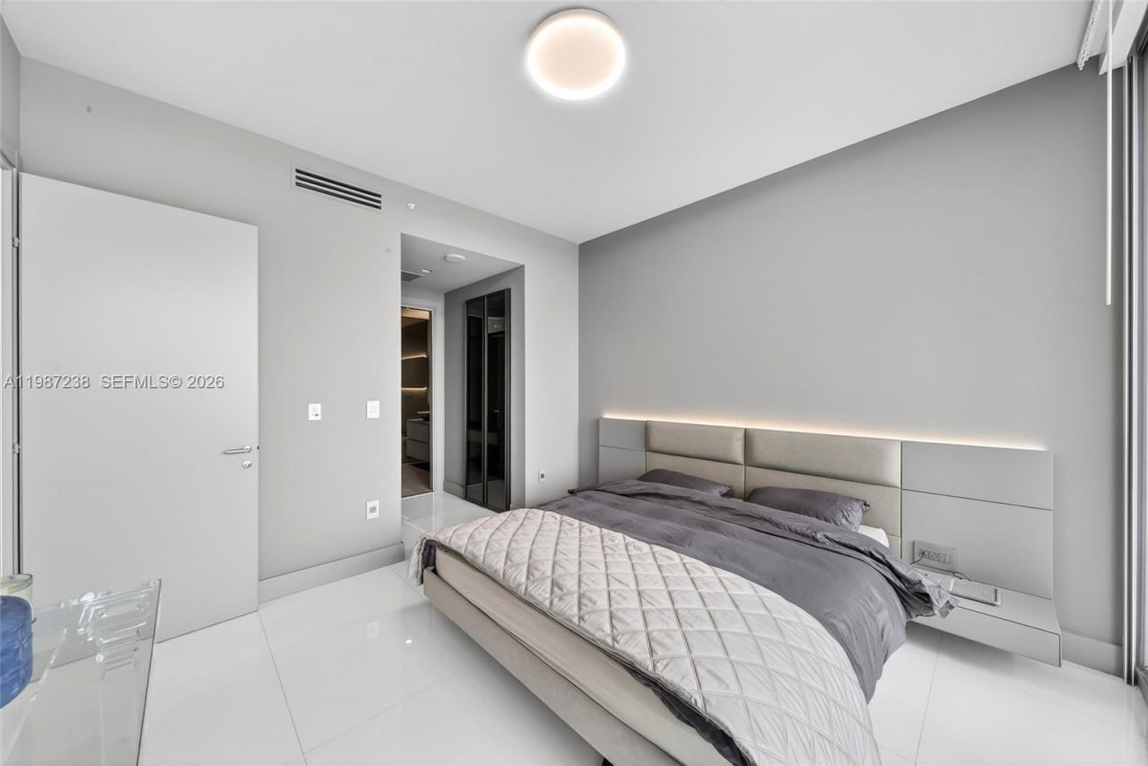 200 Biscayne Boulevard Way, Unit 5010, Miami, FL 33131 Photo