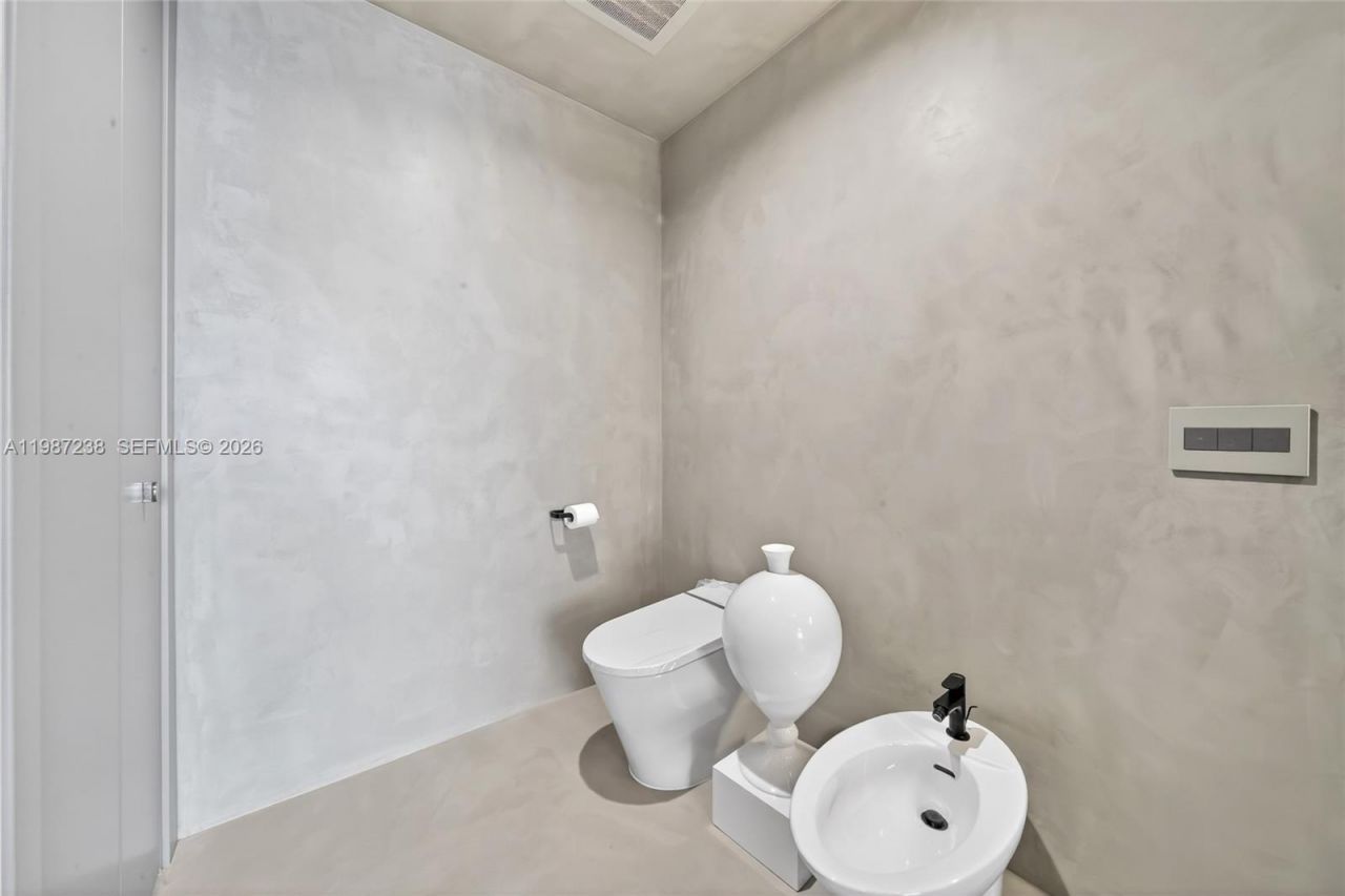 200 Biscayne Boulevard Way, Unit 5010, Miami, FL 33131 Photo