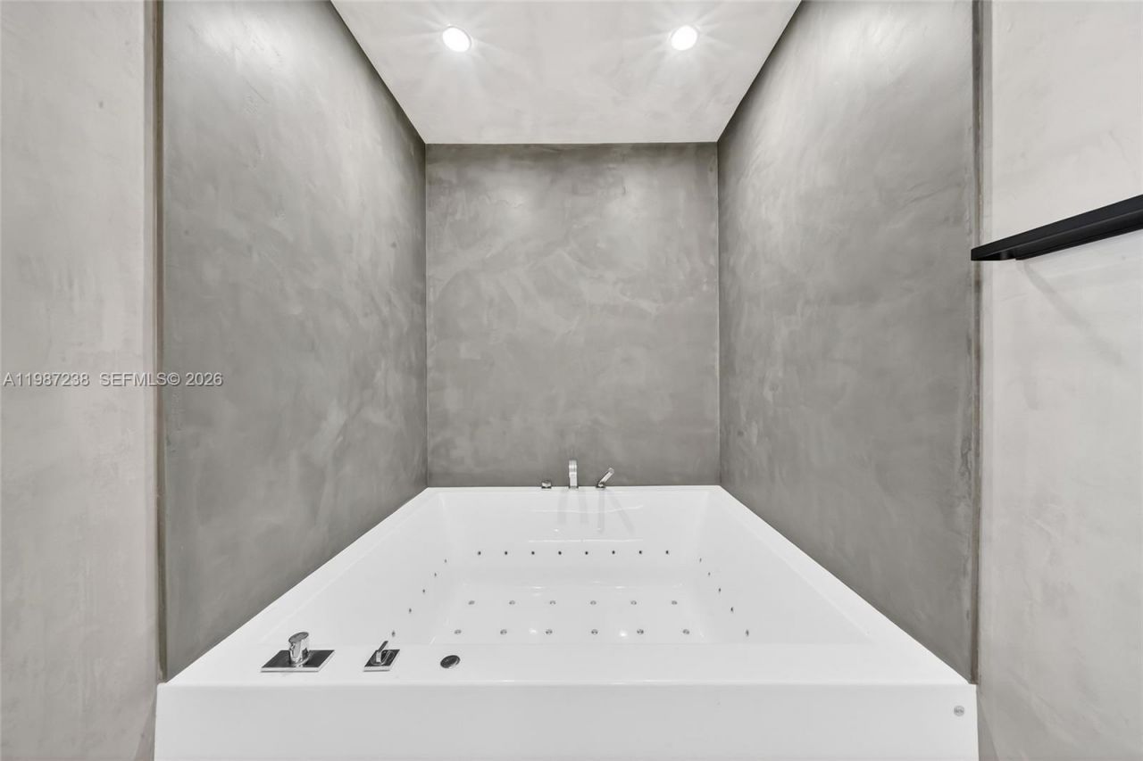 200 Biscayne Boulevard Way, Unit 5010, Miami, FL 33131 Photo