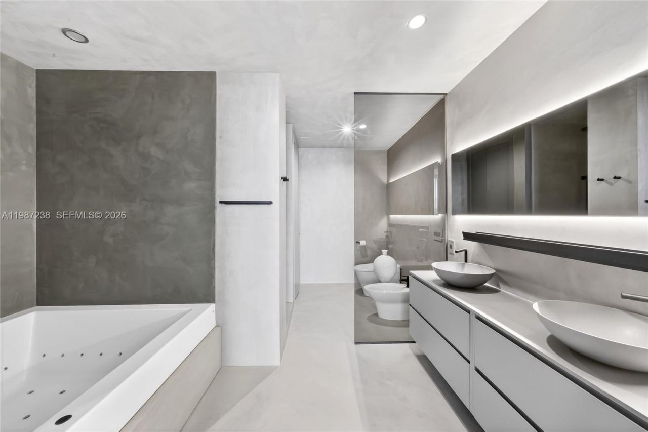 200 Biscayne Boulevard Way , Unit 5010, Miami, FL 33131 Photo