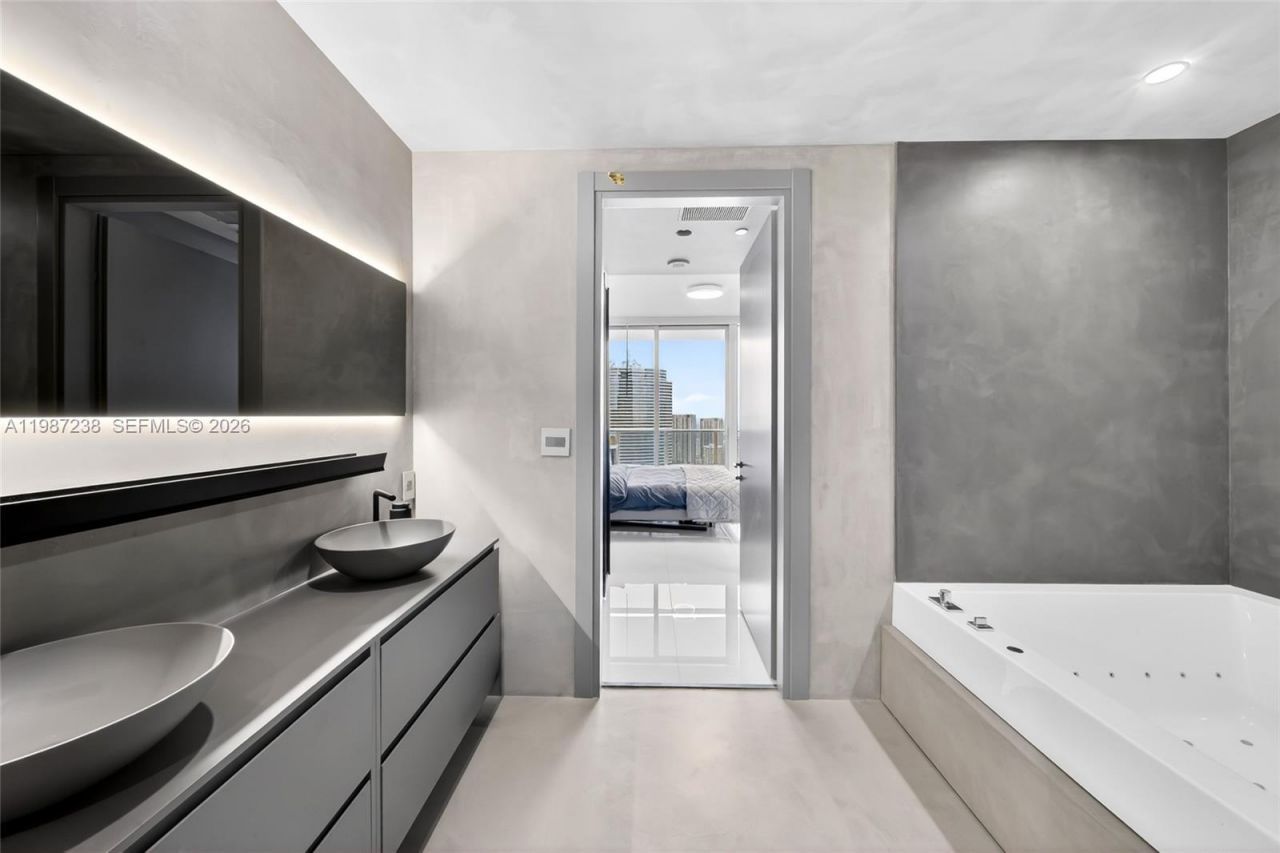 200 Biscayne Boulevard Way , Unit 5010, Miami, FL 33131 Photo