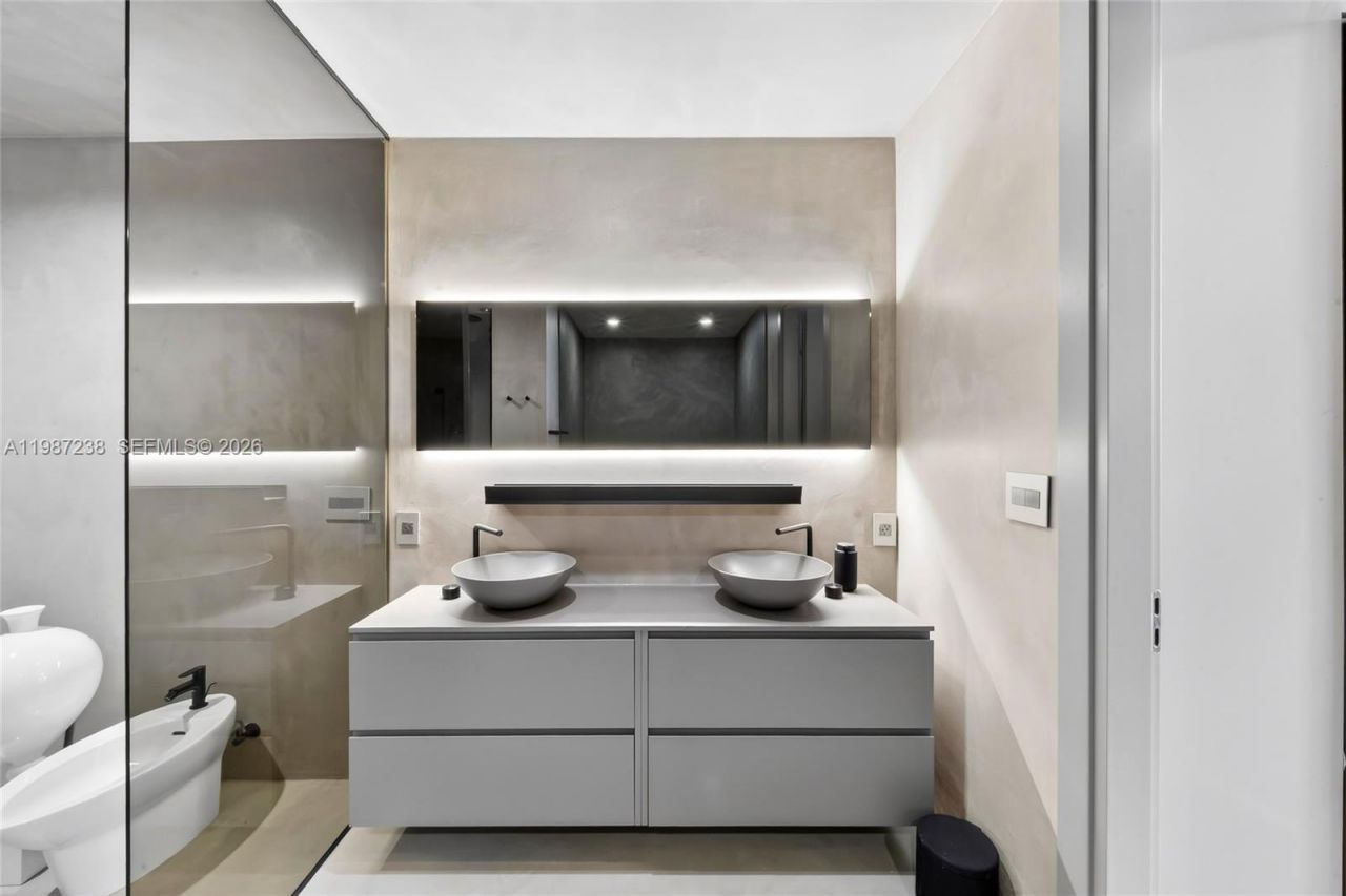 200 Biscayne Boulevard Way , Unit 5010, Miami, FL 33131 Photo