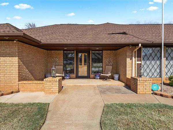 2400 Sunset Drive, Clinton, OK 73601
