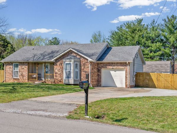673 Buttercup Dr, Clarksville, TN 37040