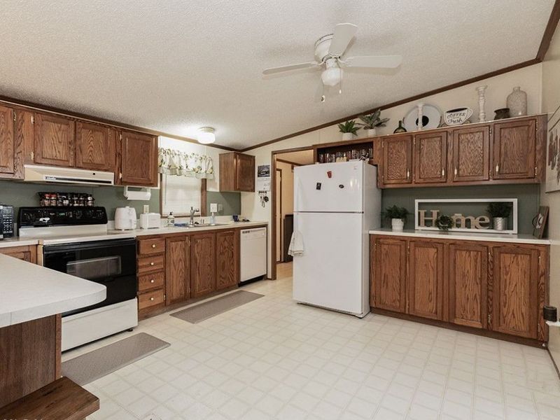 156 Ashwood Drive , Elyria, OH 44035 Photo 7